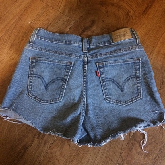 Vintage Levi’s cut off shorts - Picture 2 of 4